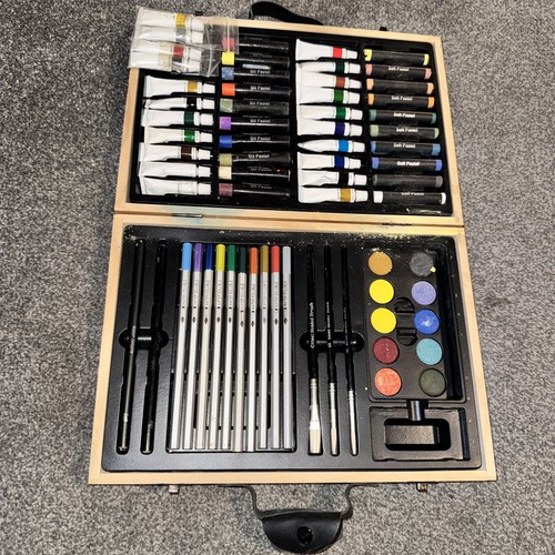 Artists paintbox with paints - paintbox,