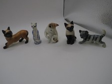 FIVE VARIOUS SMALL CERAMIC CAT FIGURINES