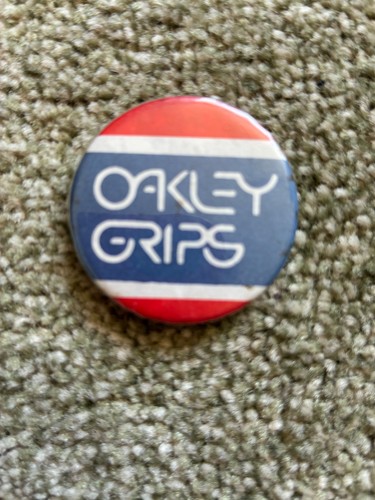 Oakley grips promo pin - promo, badge