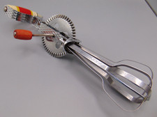 VINTAGE SKYLINE HIGH SPEED BEATER / WHISK WITH WOODEN HANDLES