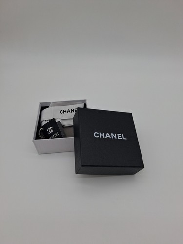Chanel black jewelry padded - black,