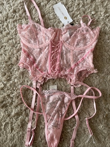 Beautiful new with - tags, lace