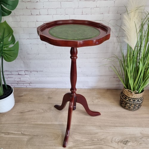 Vintage wooden wine - vintage, side