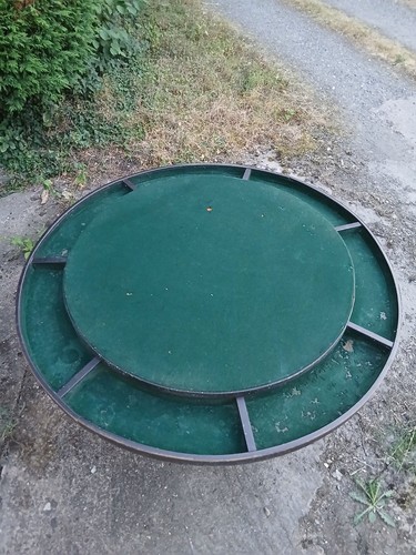 Unique circular folding poker