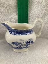 VINTAGE WILLOW PATTERN BRITANNIA POTTERY GLASGOW. BLUE & WHITE JUG .( p)
