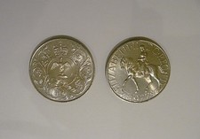 Pair of 1977 Queen Elizabeth II Silver Jubilee Commemorative Crown Coins in Case