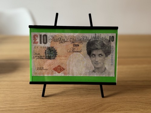 Banksy tenner small - di, in