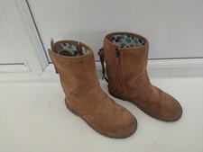 UGG  Kids Classic Tall Boot Chestnut - UK Size 10 ~ With UGG Carrier