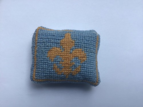 Dolls house church kneeler