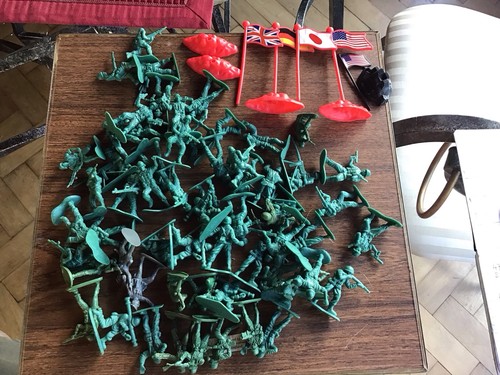 Over 100 plastic toy soldiers - plastic,