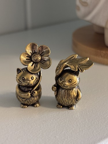 Small brass cat figurines - brass,