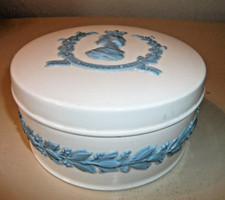 WEDGWOOD BLUE on WHITE QUEENSWARE LIDDED POT CORONATION 1953 QUEEN ELIZABETH II