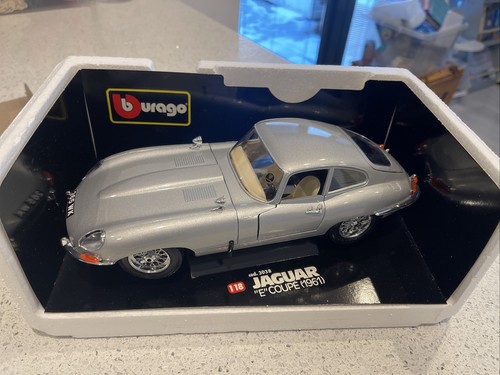 Burago scale jaguar e - 1/18,