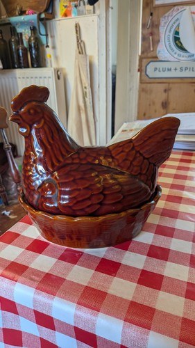 Vintage 1960s ceramic hen - hen, on