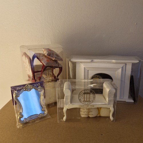 Dolls house miniature - dolls, items