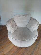 *BARGIN* Cream 360° Spinning Armchair with 2 Matching Cushions Used Condition