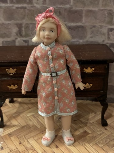 Dolls house scale - house, 1/12