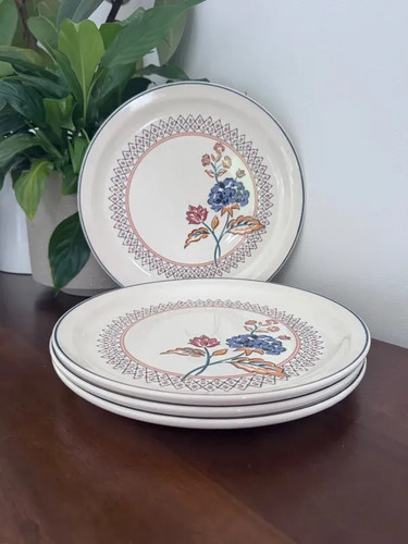 Vintage dinner plates - 4,