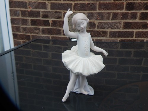 Lladro 18126 little ballerina - little,