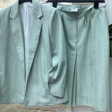 Ladies M&S Pale Green Striped Suit NWOT size 12/14 Lined .  A gorgeous colour. 