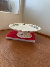 ANTIQUE CERAMIC HAND PAINTED CAKE STAND CENTRE PIECE WHICH HAS A PIE CRUST EDGE