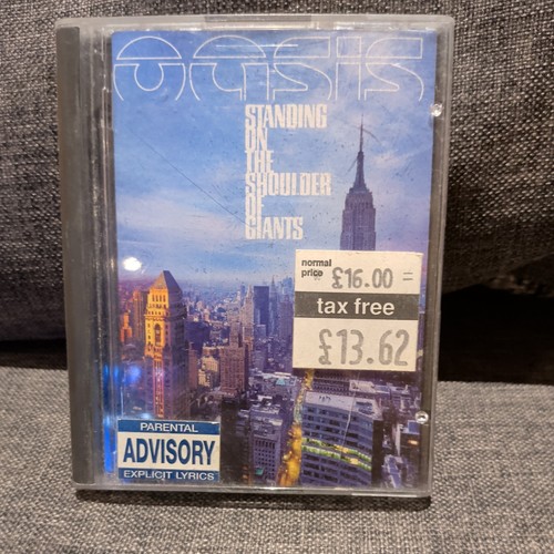 Oasis standing the - the, shoulder