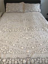 Large cream lace effect bedspread with pillow covers new