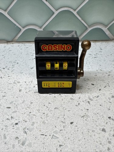 Vintage slot machine shocking - vintage,