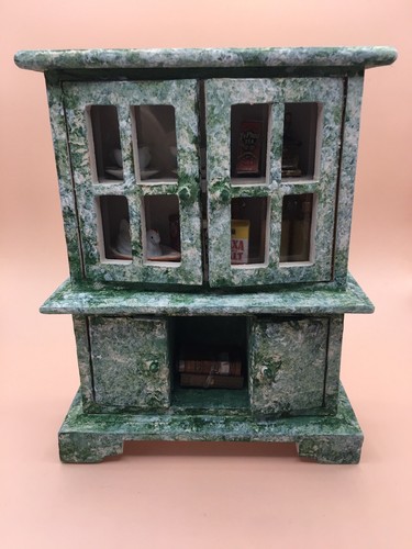 Dolls house scale green - dolls, 1/12