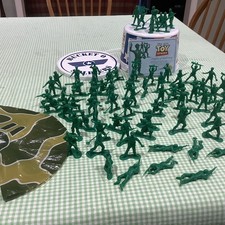 Thinkway Toys Bucket O Soldiers Toy Story Collection x 71 Army Men + 1 Parachute