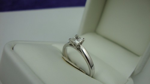 18ct white gold princess cut - white,
