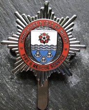OBSOLETE ORIGINAL HAMPSHIRE AND ISLE OF WIGHT FIRE and RESCUE SERVICE CAP BADGE.