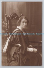 R799521 Young Woman Sits on