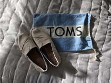 TOMS Women's Size 6, Gold