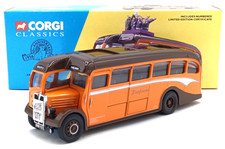 Corgi AEC Regal Coach Set Finglands 1/50 Diecast Model 33201 & Figures Man City.