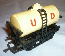 TRIANG OO GAUGE SMALL TANKER UD R15
