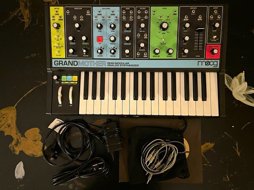 Moog grandmother analogue - grandmother,