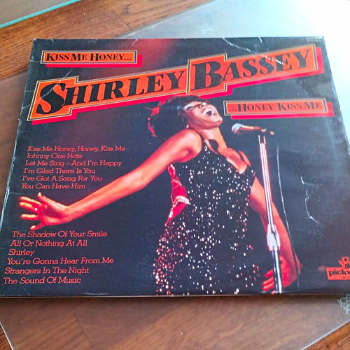 Shirley bassey kiss honey - shirley,