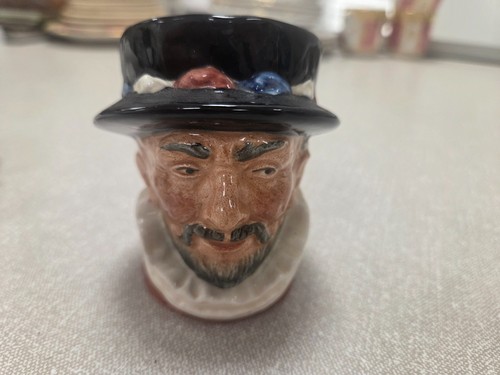 Royal doulton beefeater d6233 - royal,