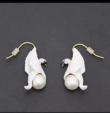 Les Nereides Swan Bird