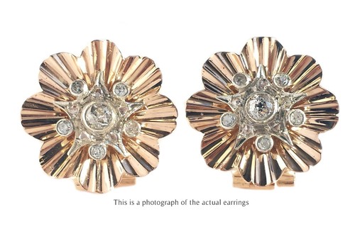 Retro fluted flower 1tcw old - flower,