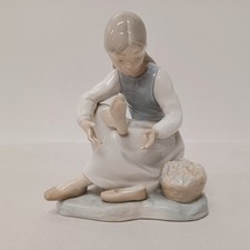 Nao by Lladro - Girl Putting