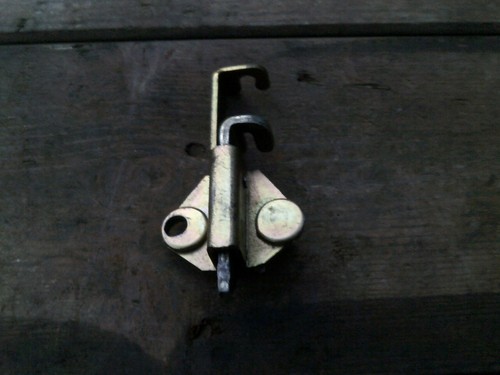 Yamaha yzf600 seat catch - yamaha,
