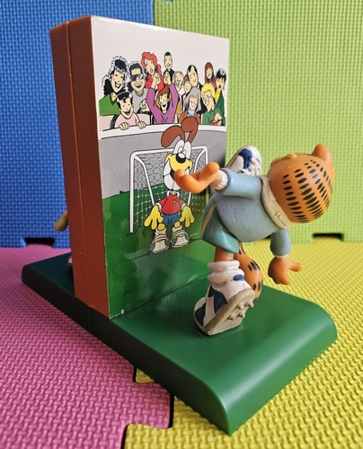 Garfield odie figure - &,