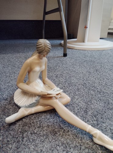 Tengra sitting ballerina - tengra,