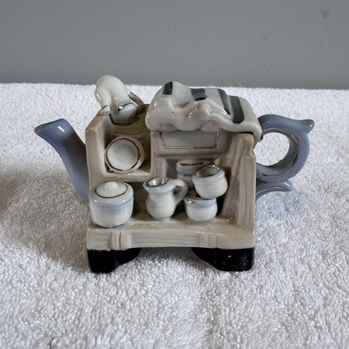 Novelty cat ceramic teapot - cat,