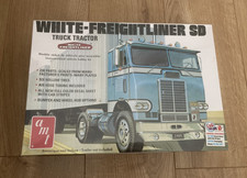 W286 AMT Model Kit 1004/06 - White Freightliner SD Truck Tractor - 1/25 - Sealed