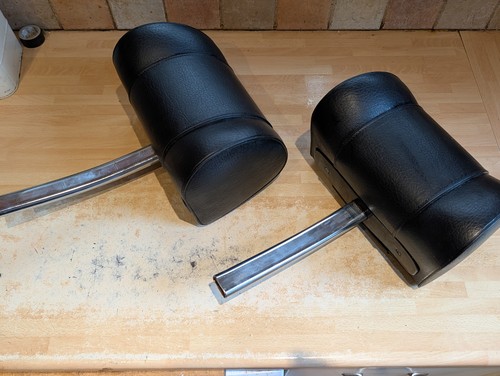 Pair black d - 1, shape