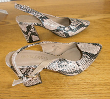 NEW - PEACOCKS - SNAKE PRINT SANDALS - SIZE 5 - NEW WITH OUT TAGS