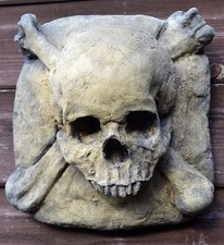 Skull & cross bones wall plaque stone gothic home or garden ornament 22cm/8.5"sq